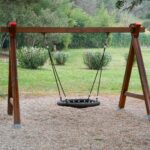 Gartenschaukel aufstellen – was beim Standort und Untergrund wichtig ist