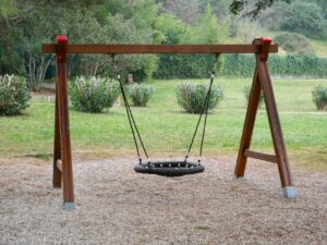 Gartenschaukel aufstellen – was beim Standort und Untergrund wichtig ist